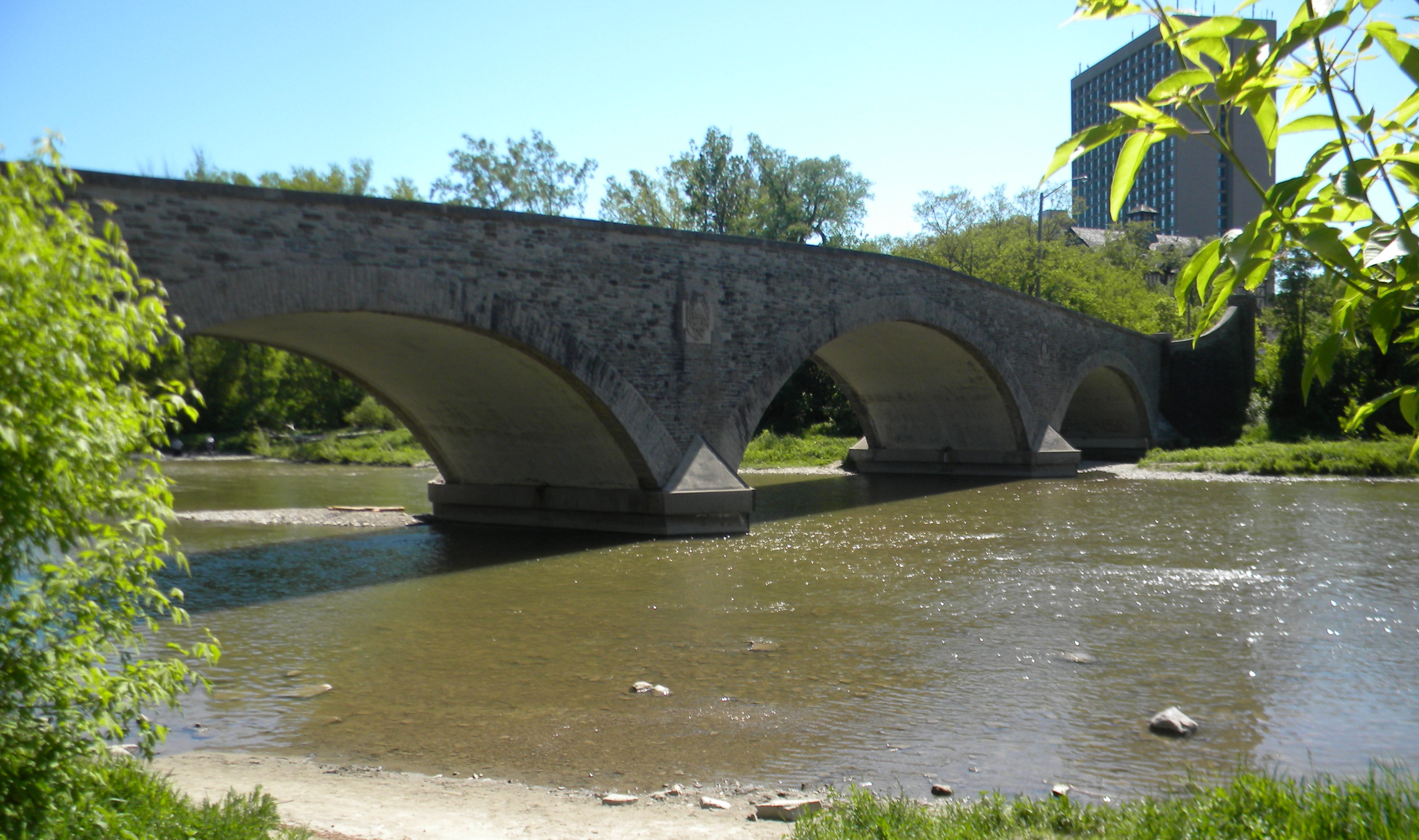 DSCN6550 Le pont à Old Mill fut construit sur le modèle des ponts parisiens