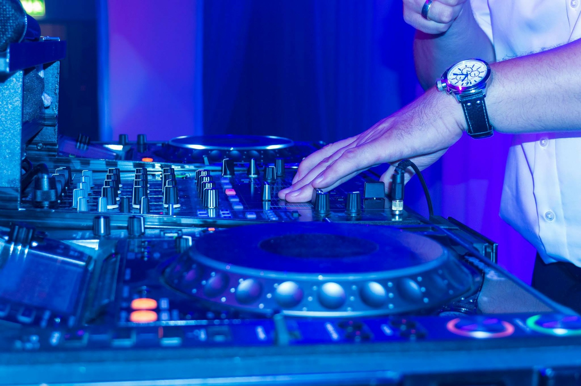dj-228999_1920