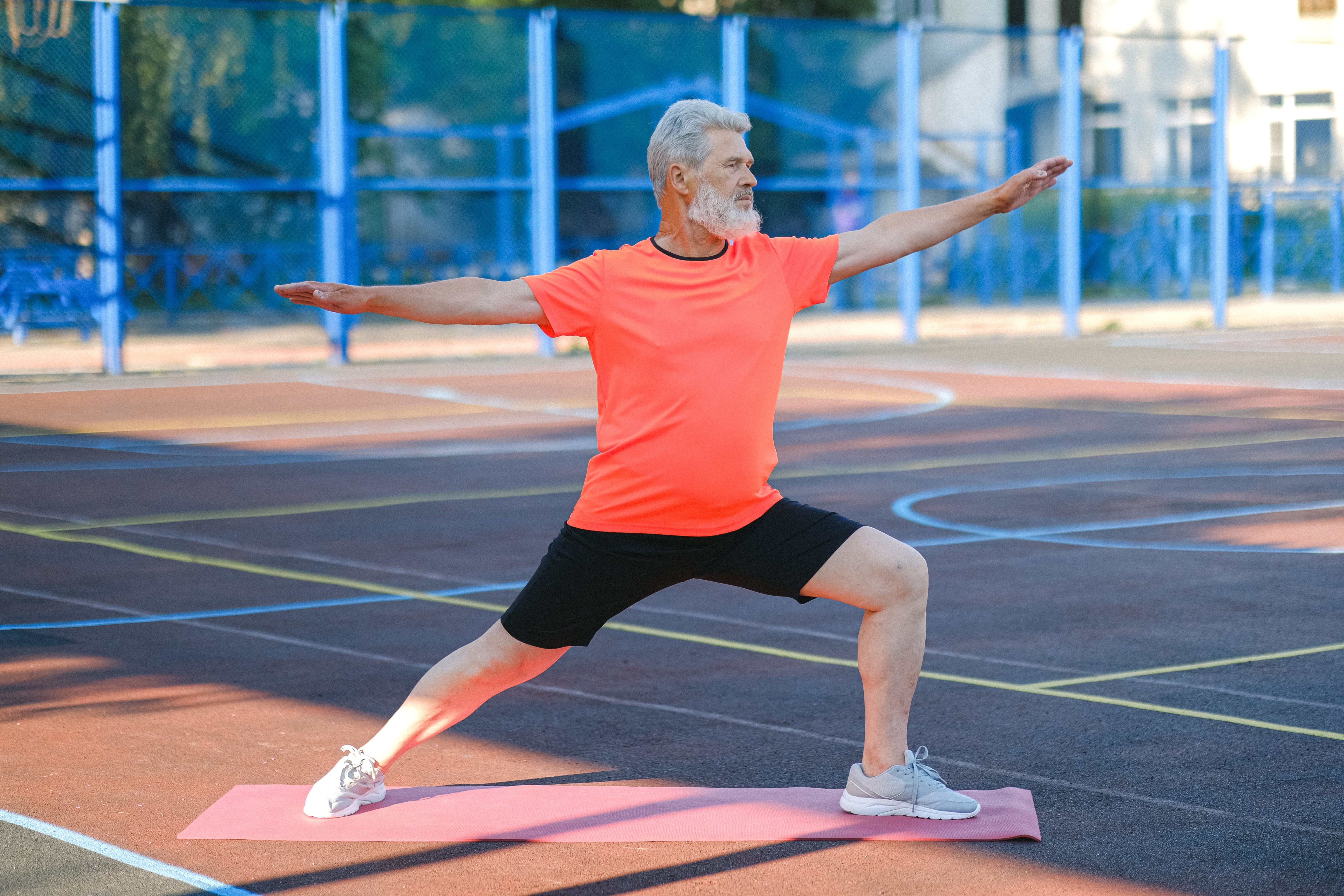 Vieillir en santé homme yoga