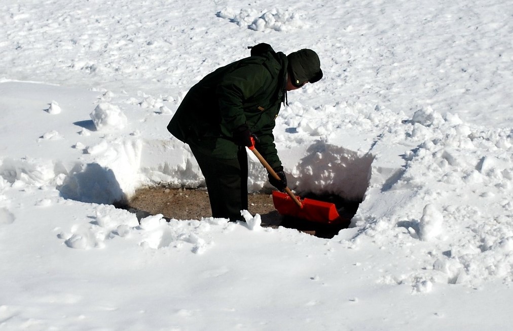 shoveling-17328_1920