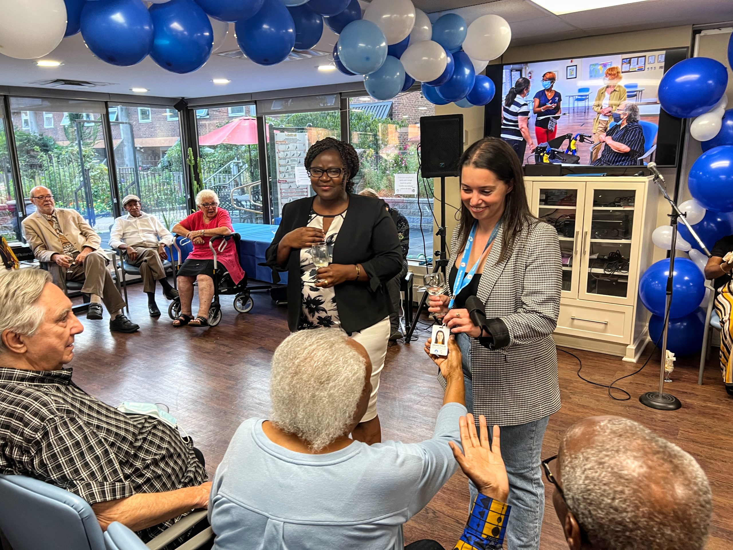 5 g à d Clarisse Woungang Gestionnaire des programmes et Andrée Paulin directrice adjointe de CAH au cocktail du CA 15 septembre 2022