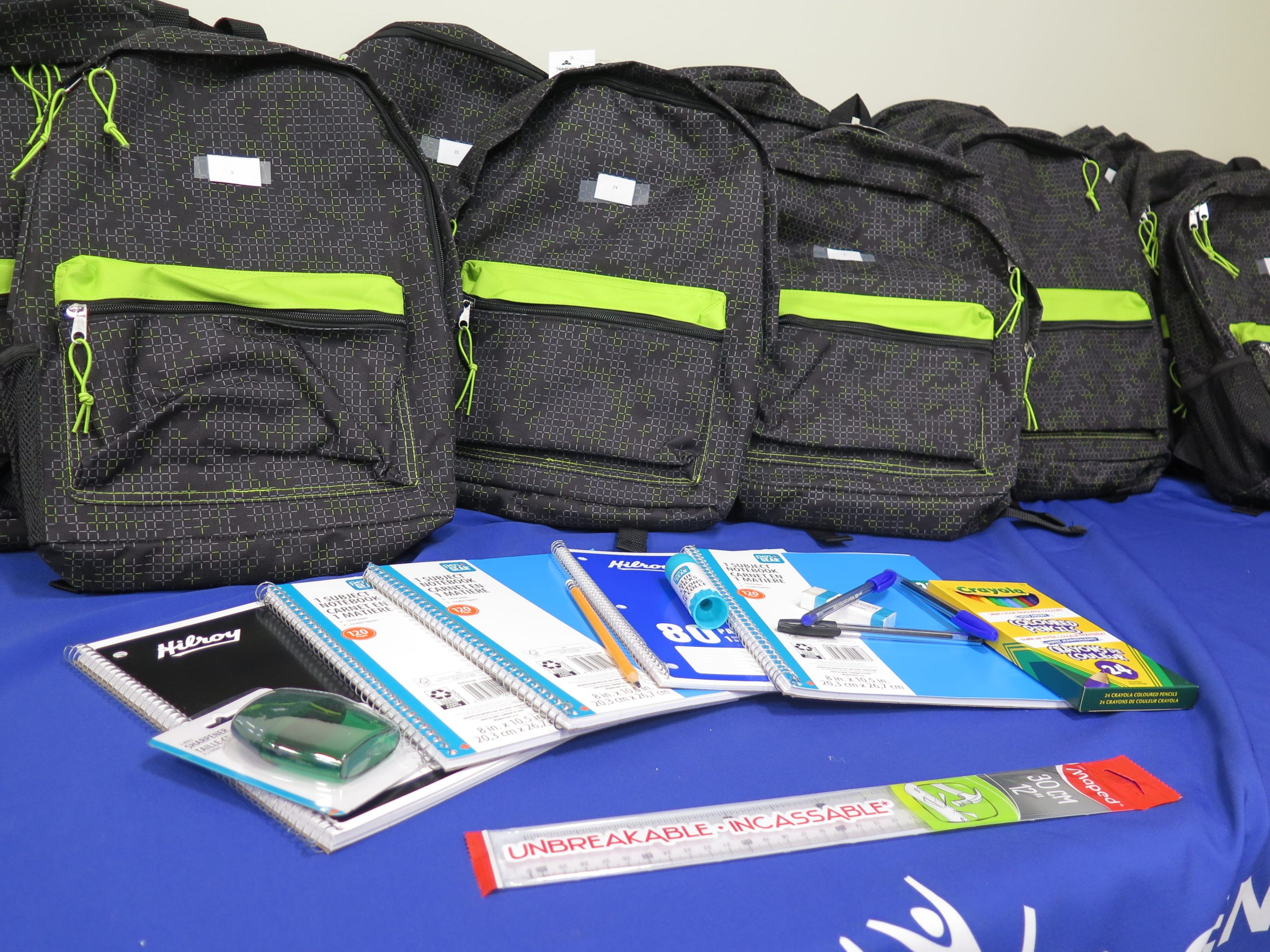La trousse scolaire, présentée dans un sac à dos, contenait des cahiers, des stylos, des crayons de couleur, un taille-crayon, un bâton de colle et une règle. (Crédit : Le Métropolitain)