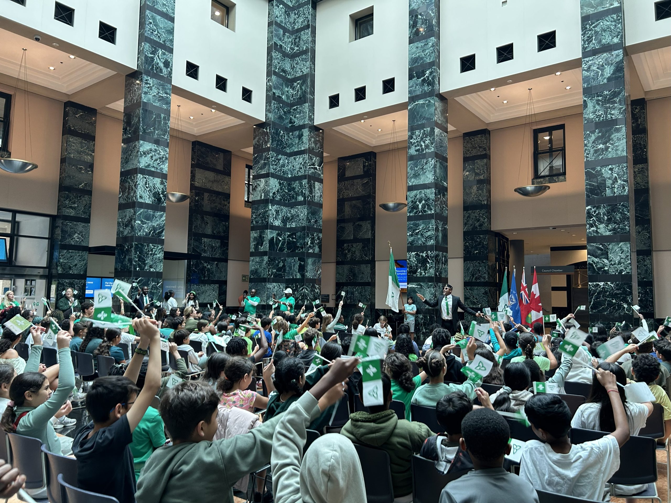 1- les élèves lèvent leur drapeau vert blanc