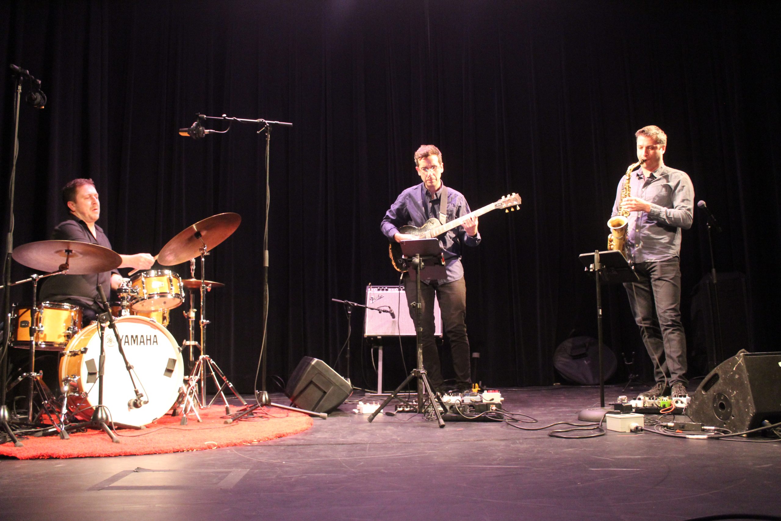 De gauche à droite : les musiciens Al Bourgeois, Nicolas Ferron et Benjamin Deschamps De gauche à droite : les musiciens Al Bourgeois, Nicolas Ferron et Benjamin Deschamps