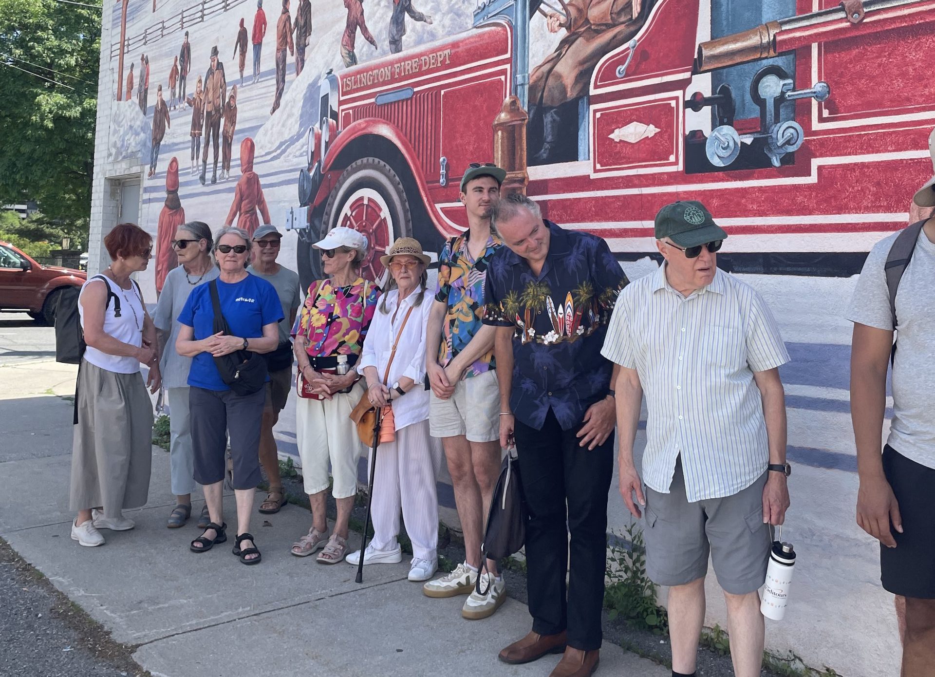 Les participants devant une des murales (Crédit : SHT) Les participants devant une des murales (Crédit : SHT)